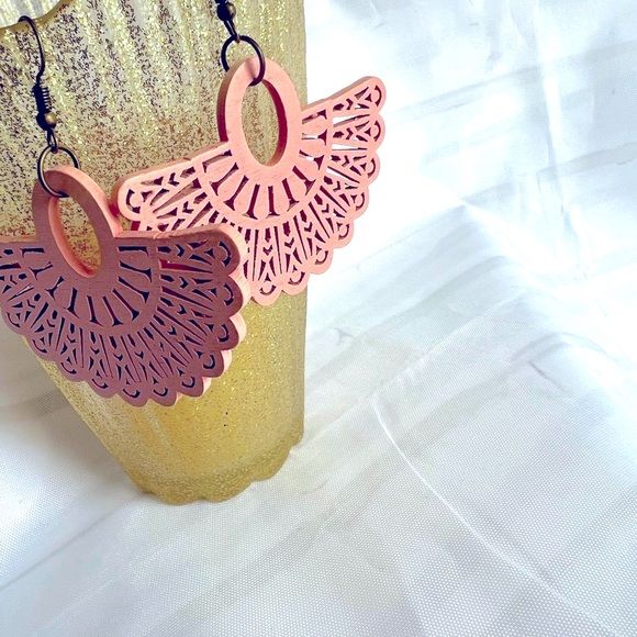 Gorgeous hand made NWOT boho fun dusty pink basket shape earrings very light - Picture 4 of 4